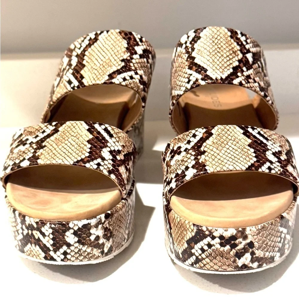 J Slides comfy platform
